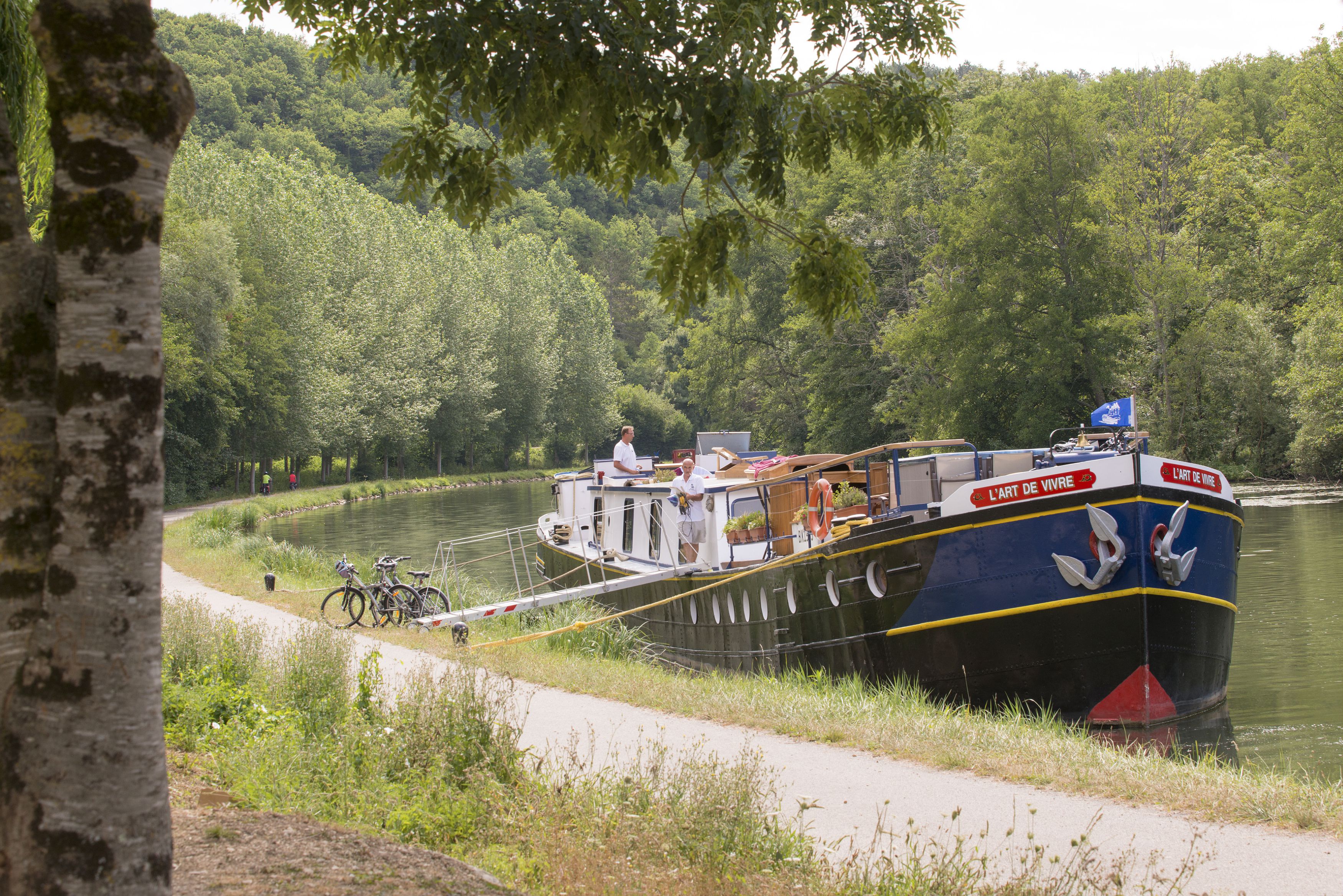 Péniche sur le canal du Nivernais