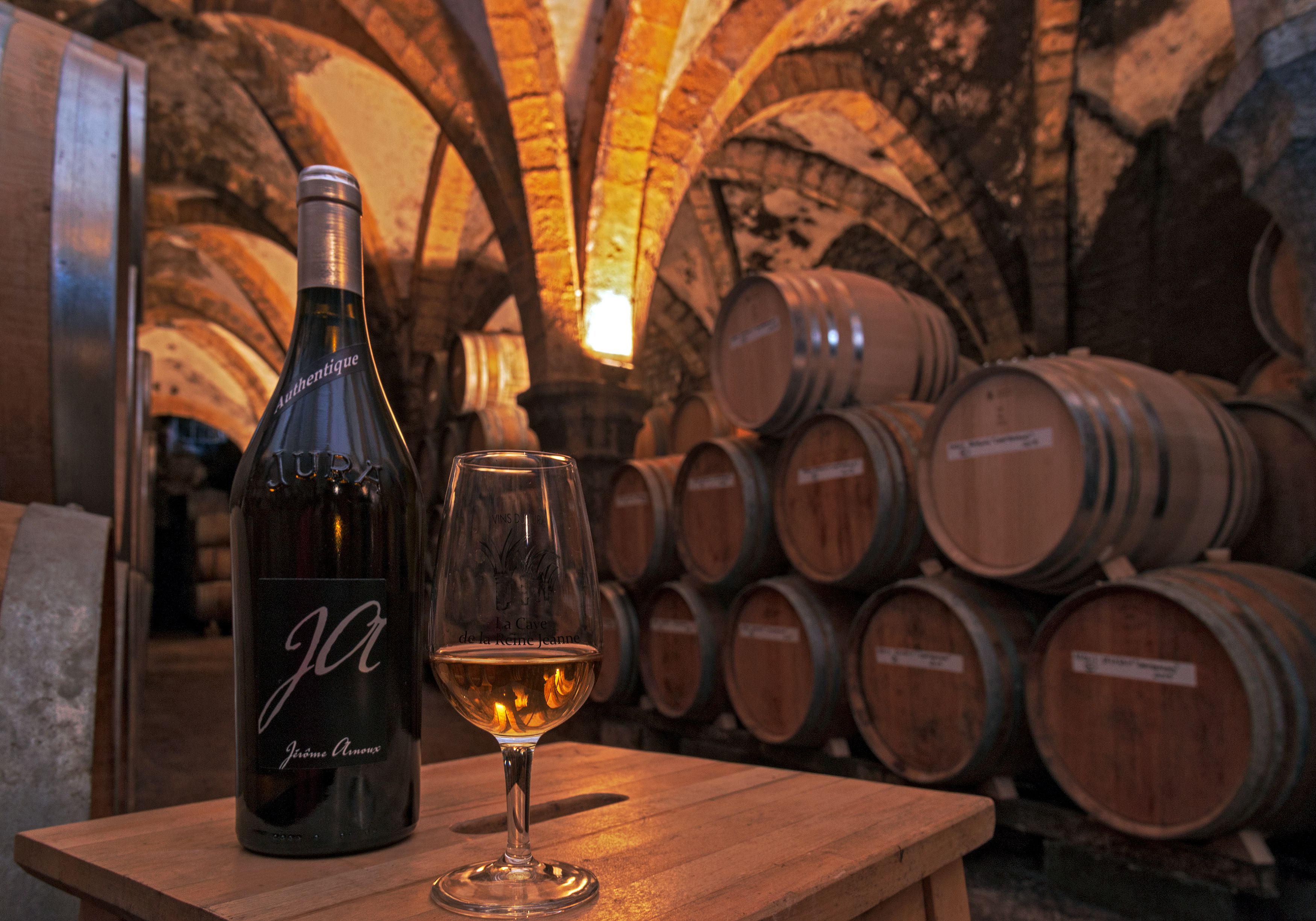 Dégustation de vin dans une cave