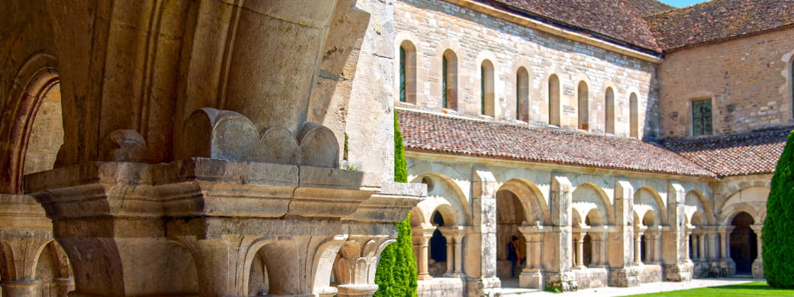 Cours intérieure de l'Abbaye de Fontenay à Marmagne