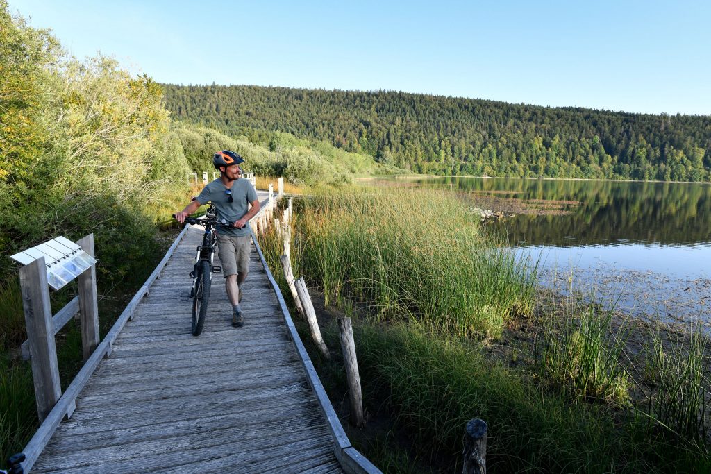 Pause VTT sur les rives du lac de Bouverans