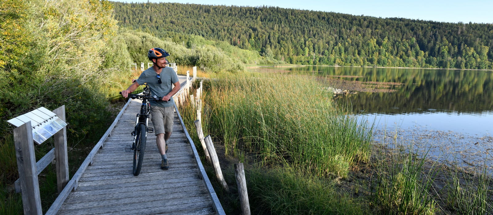 Pause VTT sur les rives du lac de Bouverans