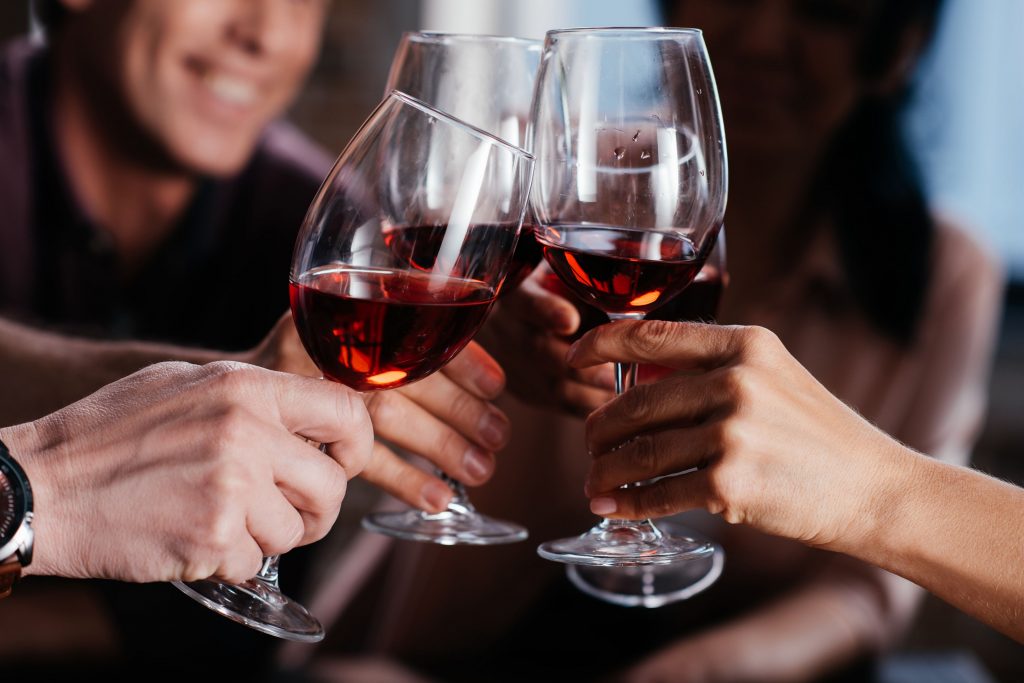 Dégustation de vin entre amis