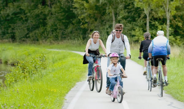 Vélo en famille le long de la voie verte