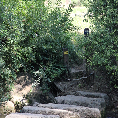 Côte de Thioles, Menhir et gués