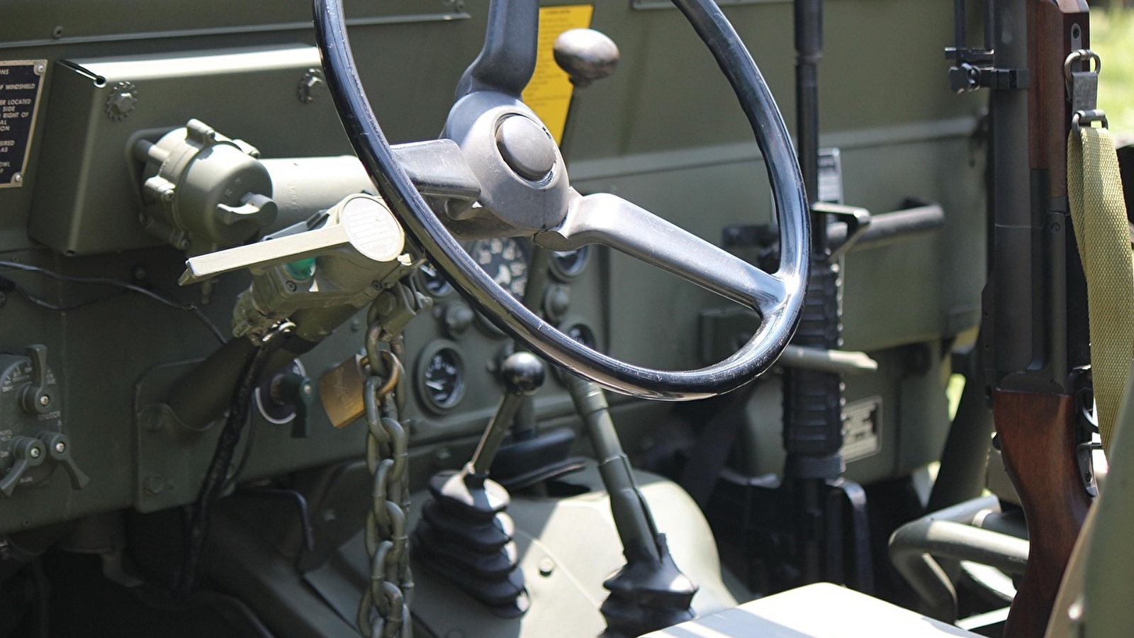 Défilé de voitures militaires d'époque