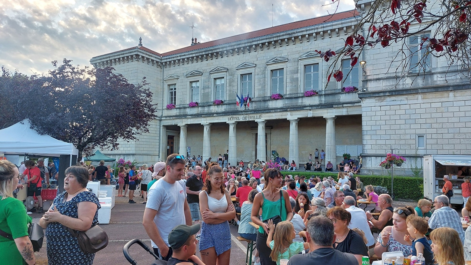 Marché d'été nocturne à Gy 