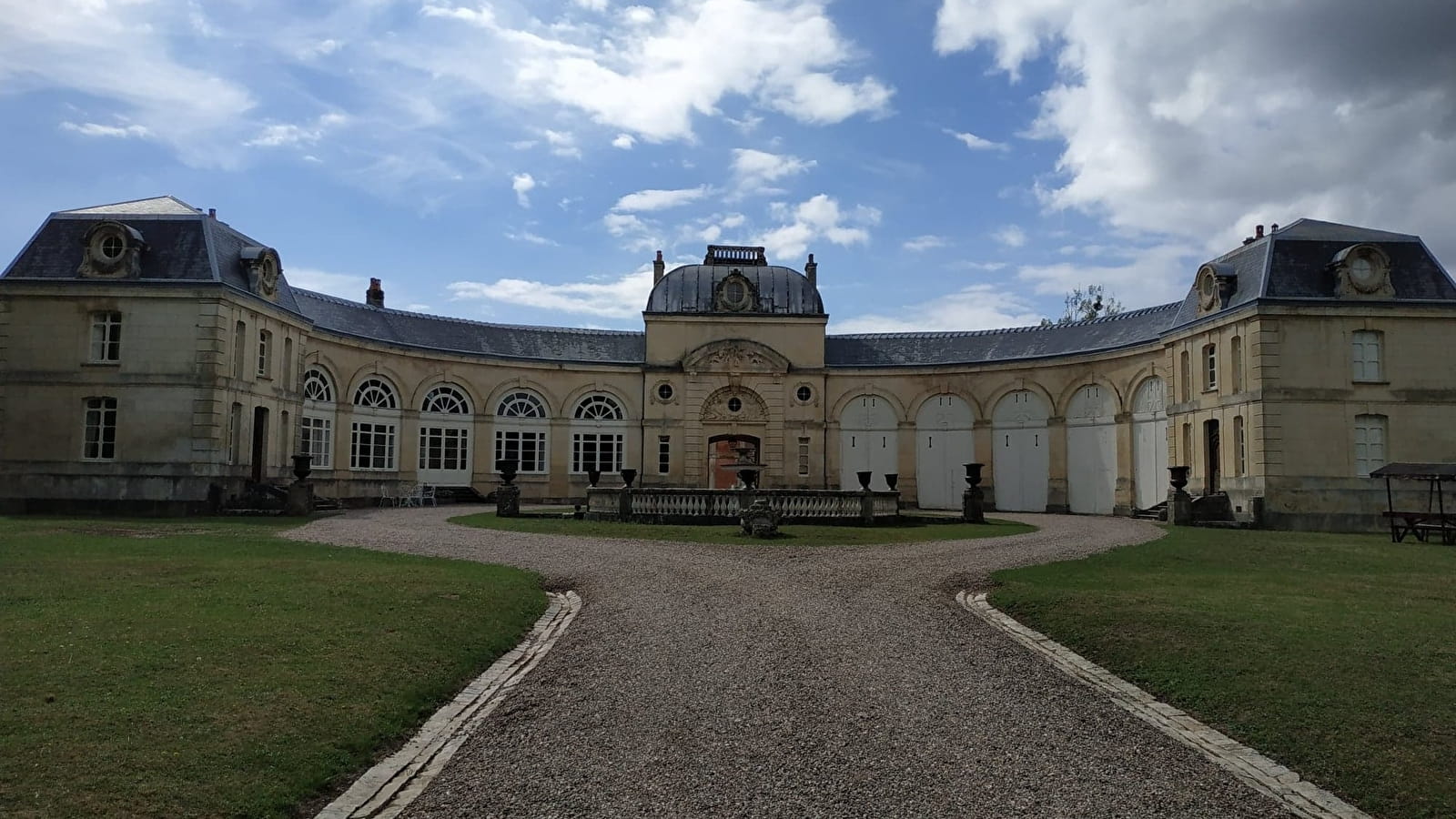 Gîte grand confort  (modulable) dans les écuries du château