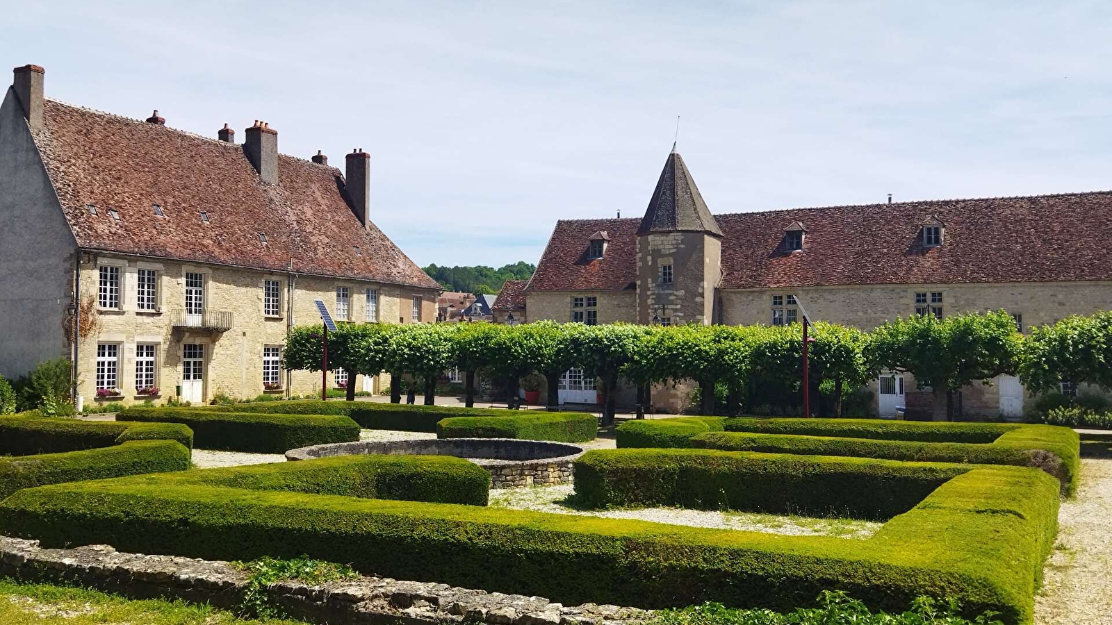 VARZY, JOLI VILLAGE AUX TOITS PENTUS