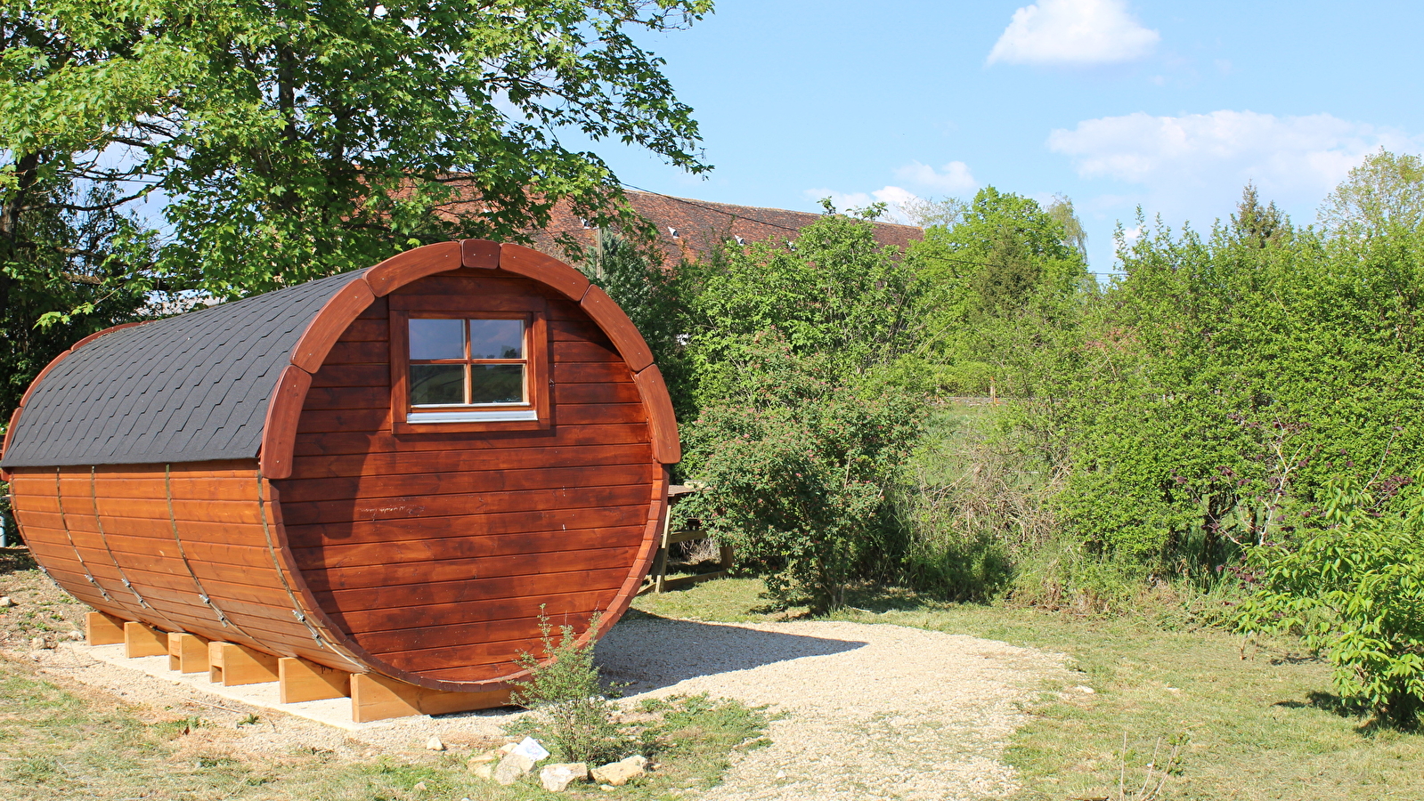 Tonneau en bois au Domaine des Marguerites