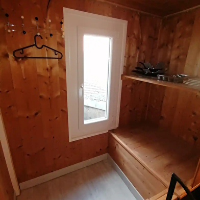 Petit studio avec cuisine et salle de bain 