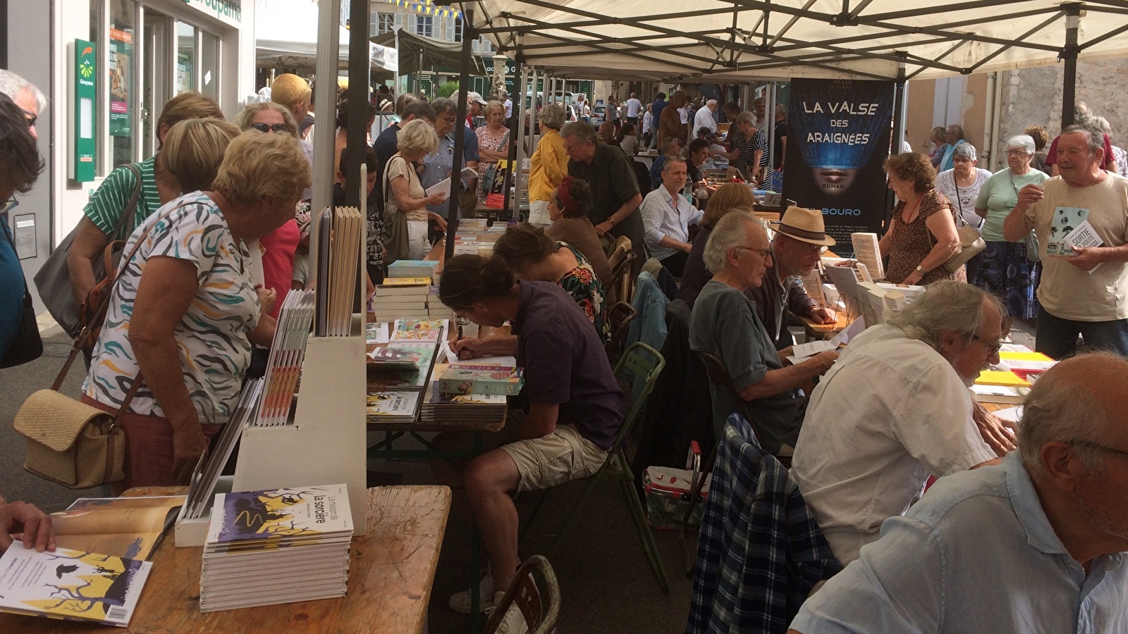Les livres envahissent le Grand Marché à Clamecy