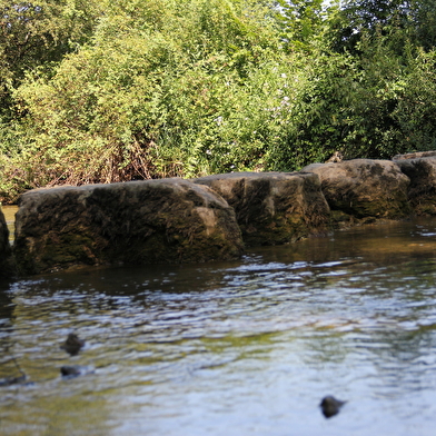 Côte de Thioles, Menhir et gués