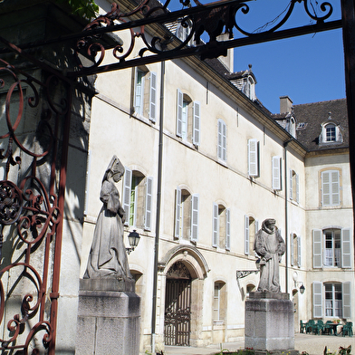 Hôtel-Dieu - Hospices de Beaune 
Programmation 2024 - CHARITÉ
Itinéraire hospitalier 'De l'Hôtel-Dieu à l'Hospice de la Charité'