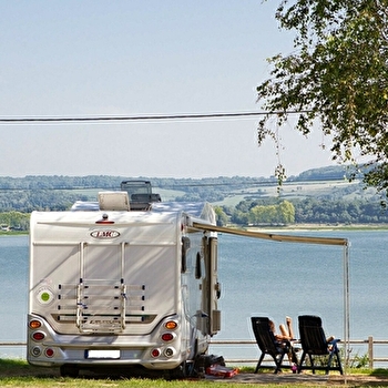 Aire pour camping-cars du camping du Lac de Panthier - VANDENESSE-EN-AUXOIS