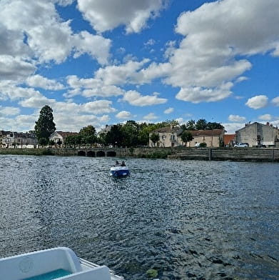 Location de bateaux éléctriques sans permis et pédalos - BJ Boat 