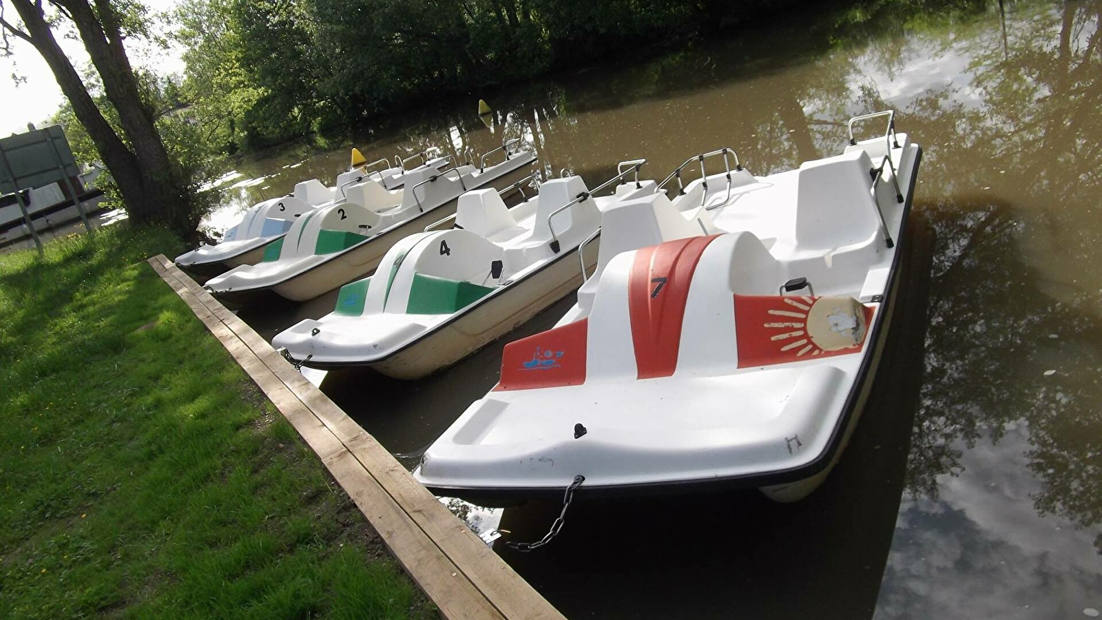 Camping Les Lancières - location de bateaux à pédales