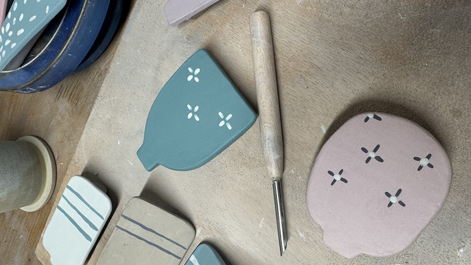 Atelier céramique - Façonnage et décor d'un vase mural