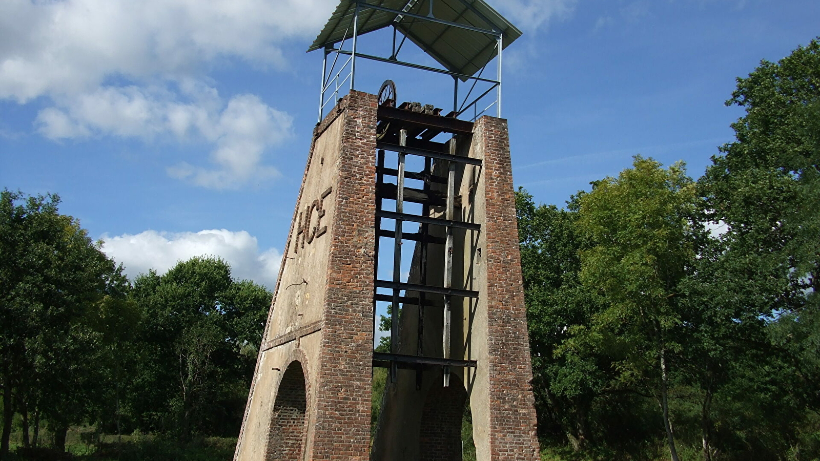 Ancien chevalement et puits des Fourneaux