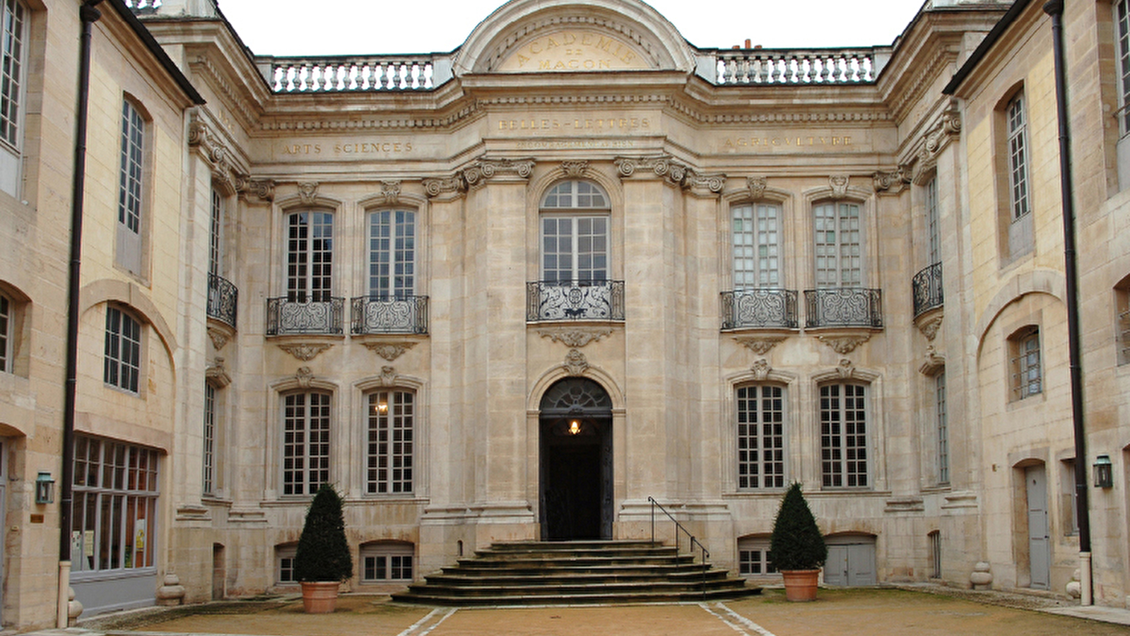 Visite guidée de l'Hôtel Senecé par les académiciens