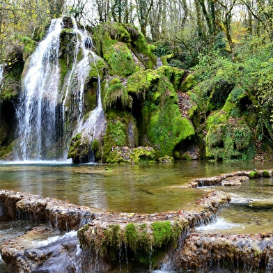 Reculée des Planches et cascade des Tufs