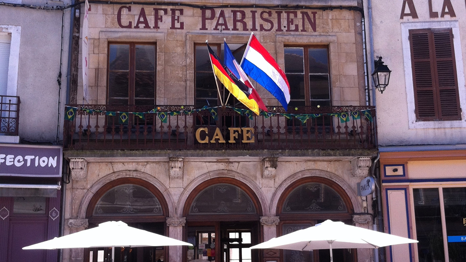 Le Café Parisien