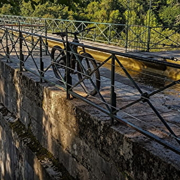 La Rigole d'Yonne, le circuit des aqueducs - MONTREUILLON