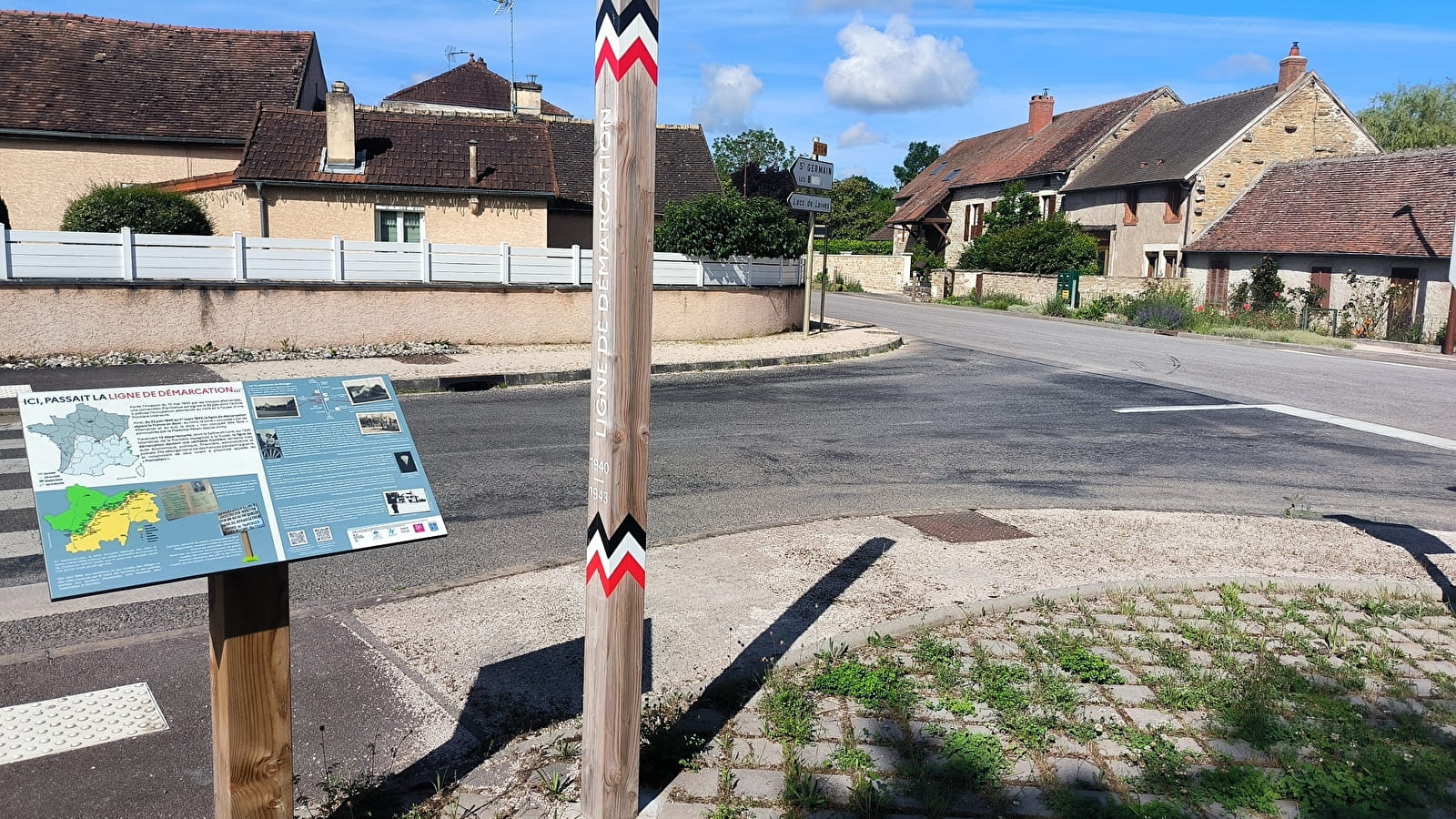 Ligne de démarcation - ancien poste de contrôle allemand - Poteau/Pupitre