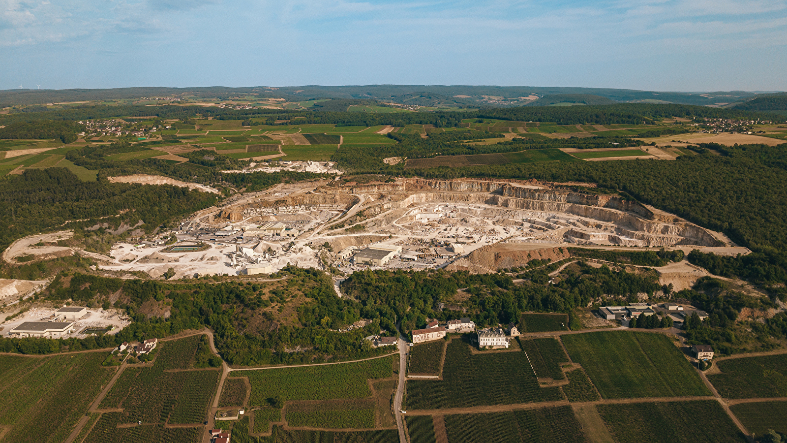 La pierre de Bourgogne : de la carrière à l’atelier