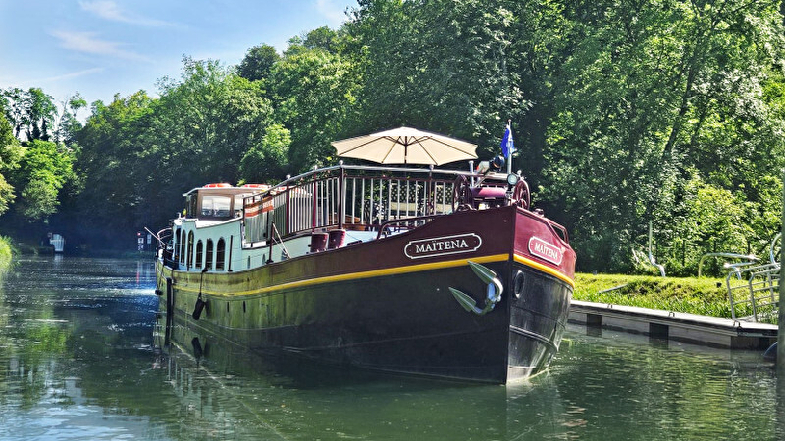 Mini-croisière autour de Dole : luxe et sérénité en péniche privée