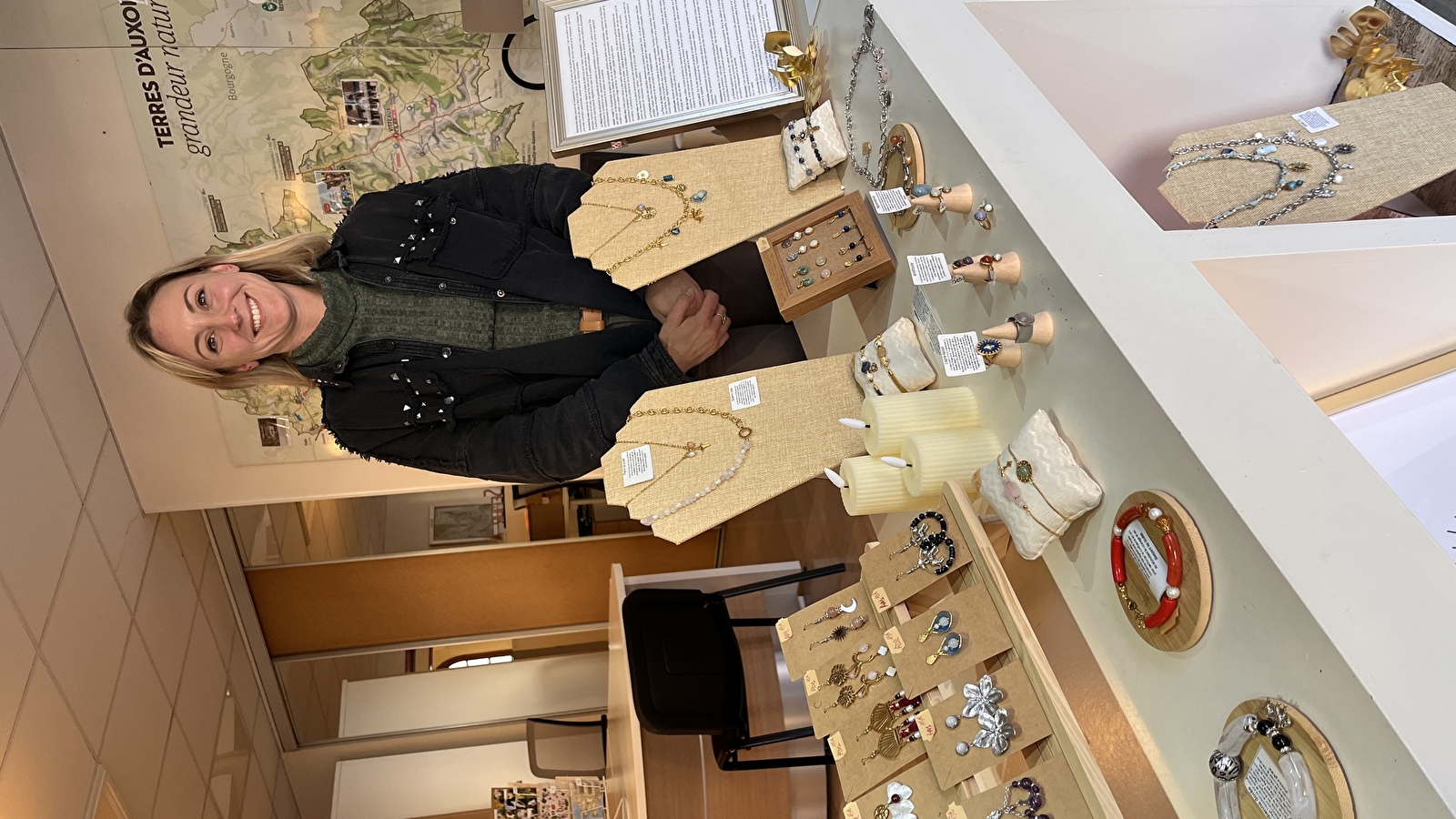 Lune dorée s'invite dans la vitrine de l'office de tourisme