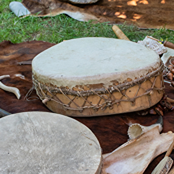Faites de la Préhistoire ! Musique préhistorique : du chant des pierres au souffle du rhombe - SOLUTRE-POUILLY