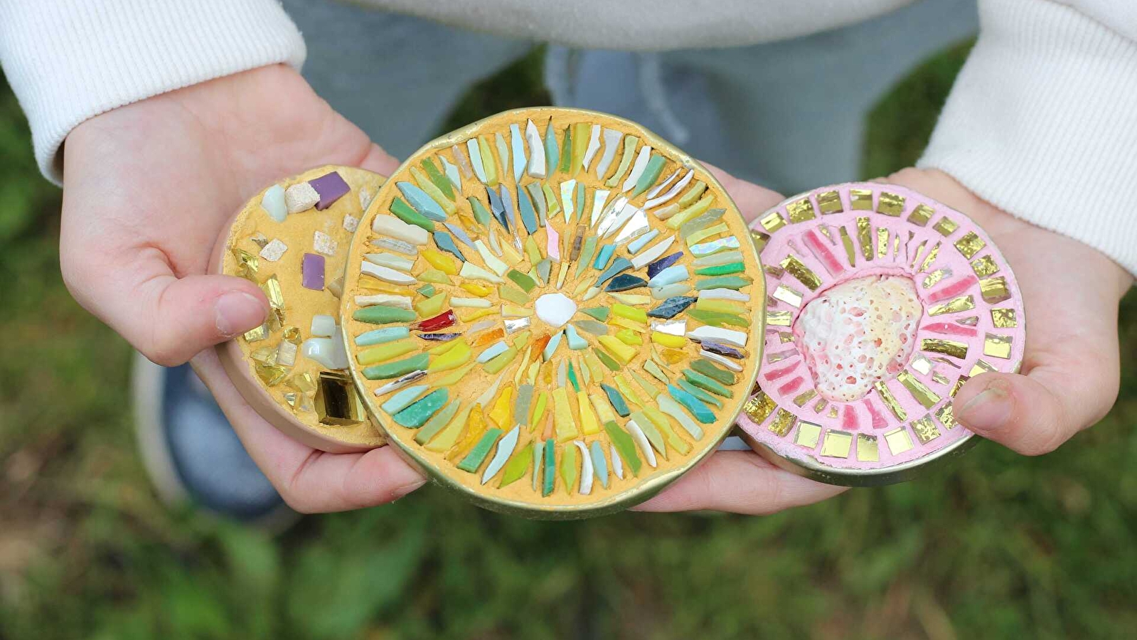 Atelier de mosaïque en famille
