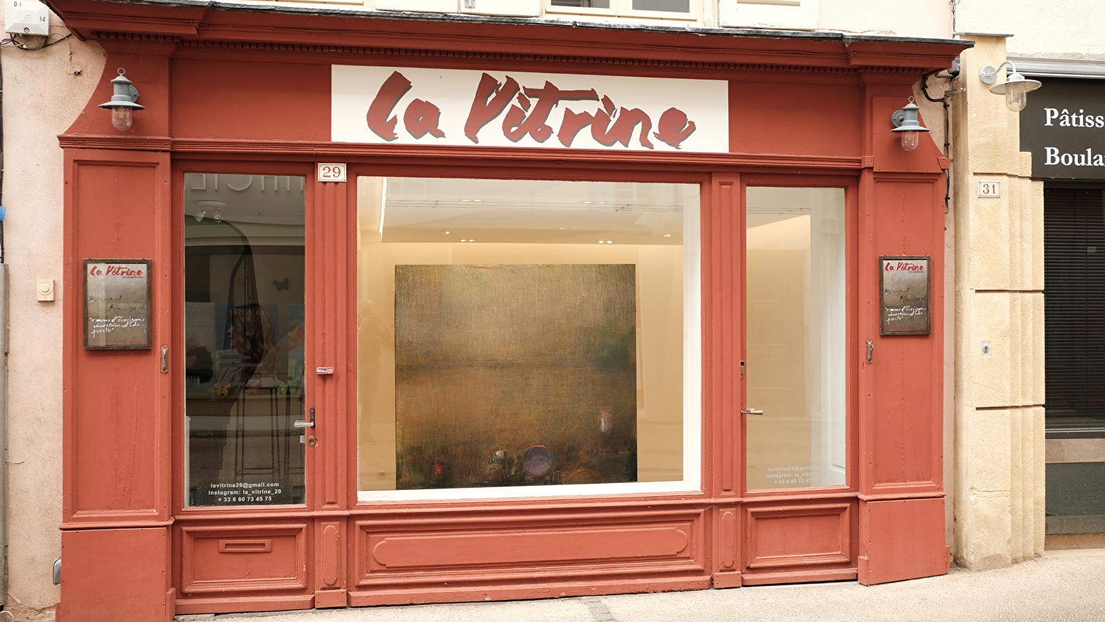 'Dans l'horizon incertain d'une porte'