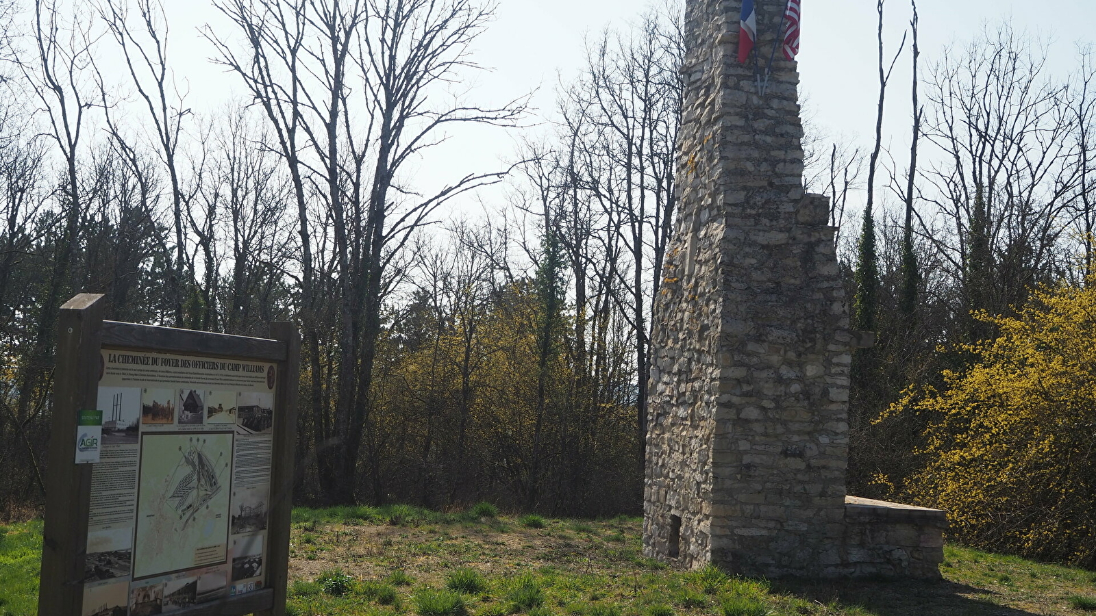 Mémorial et cheminée du camp américain