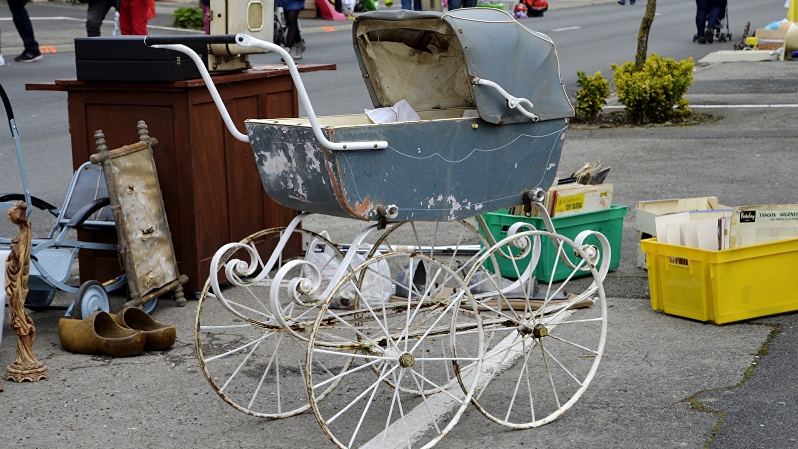 Brocante et Marché aux fleurs du Comité des Cheveux Blancs