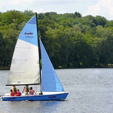 Voilier 7 personnes 'Ludic' -morvan-Lac des Settons - ACTIVITAL