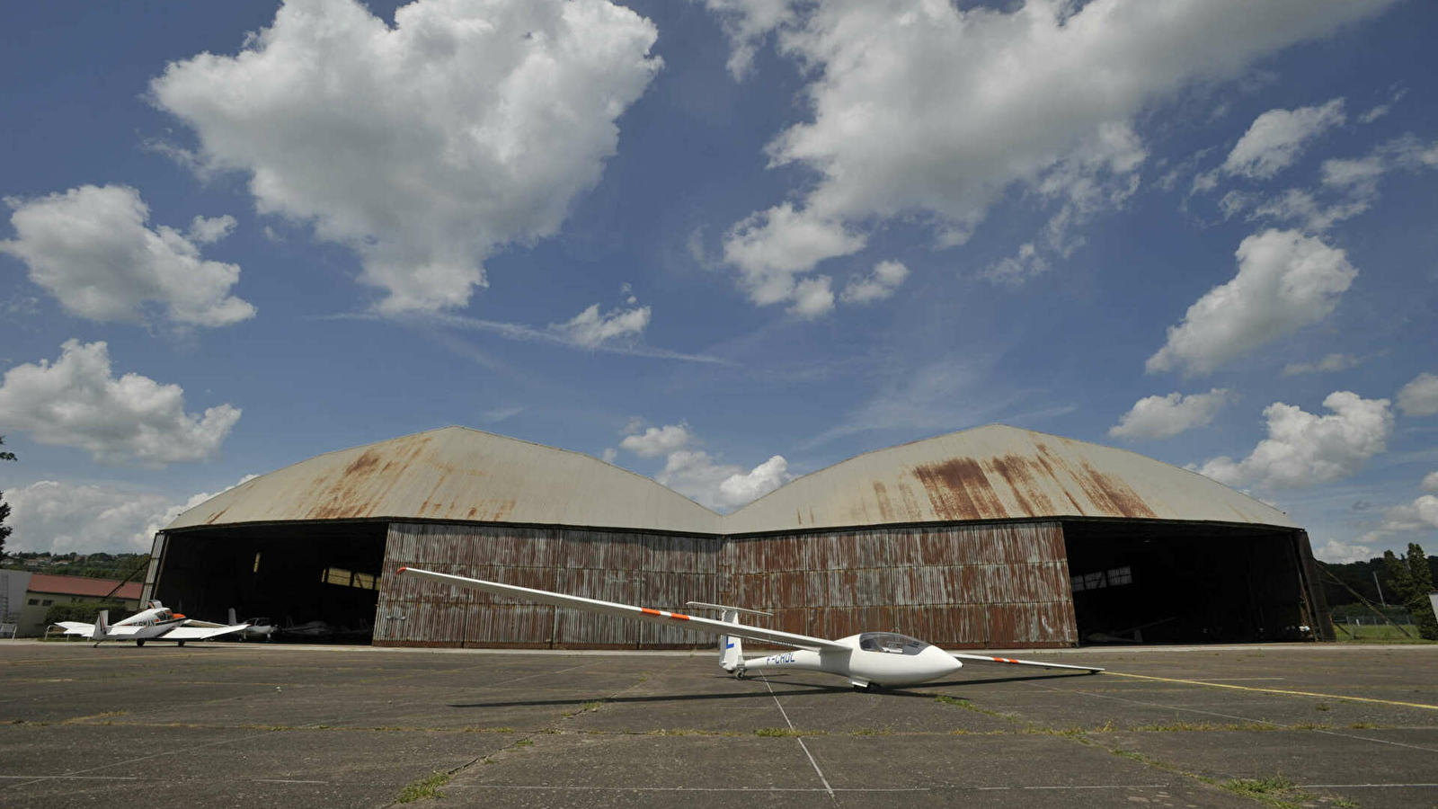 Aérodrome de Besançon - Thise et ses hangars