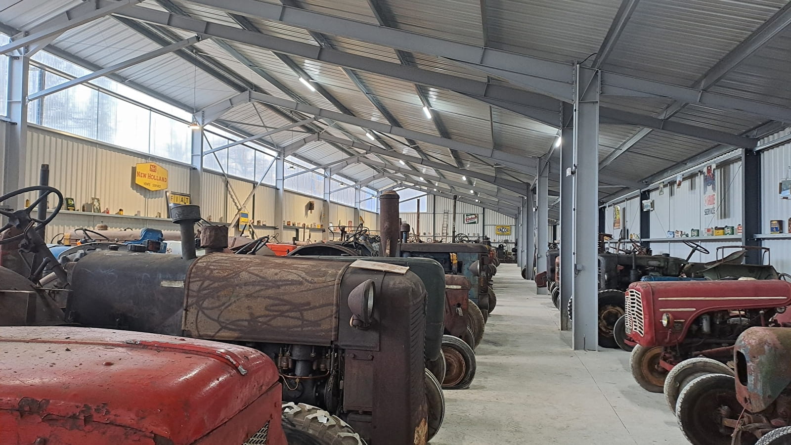 Ferme du tracteur et matériel agricole anciens