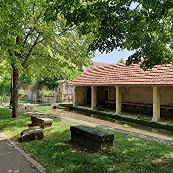 La rue Gambetta et le bief des Courtines - IS-SUR-TILLE