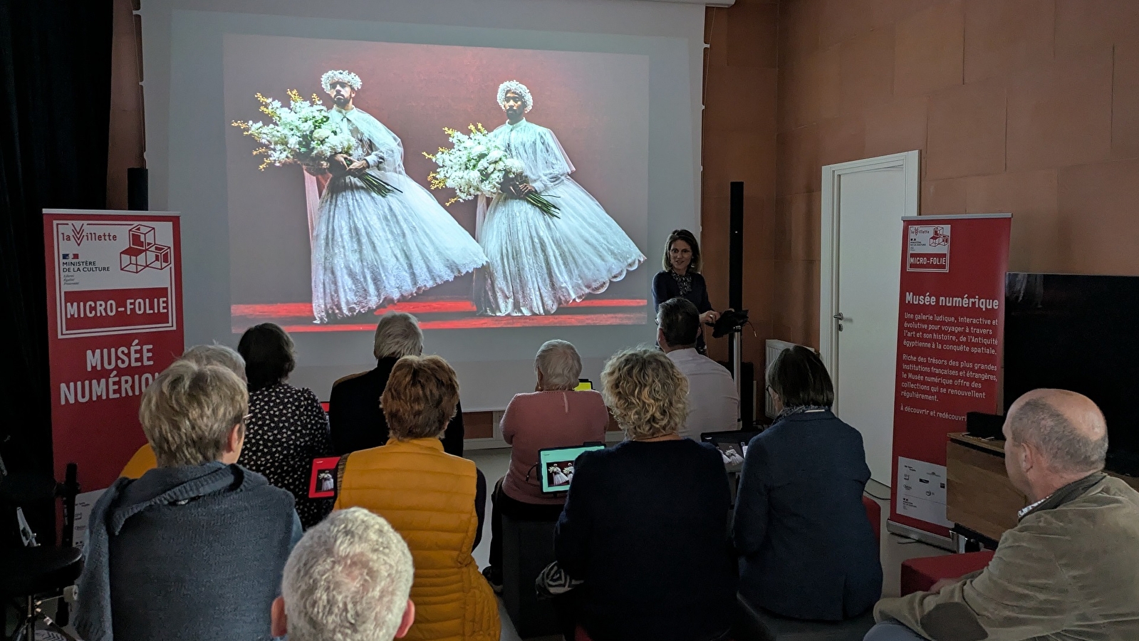 Musée numérique:  'Petits secrets des costumes de scène'