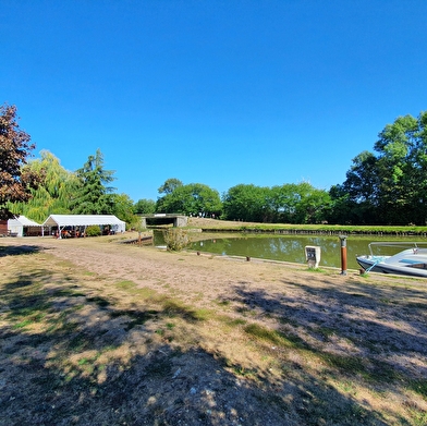 La Halte nautique de Fleury et son restaurant