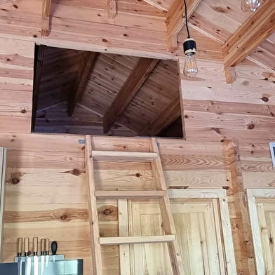 Cabane sur pilotis, sur étang, au lac de Chaumeçon