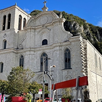 Le double banc rouge grandeur nature  - SAINT-CLAUDE