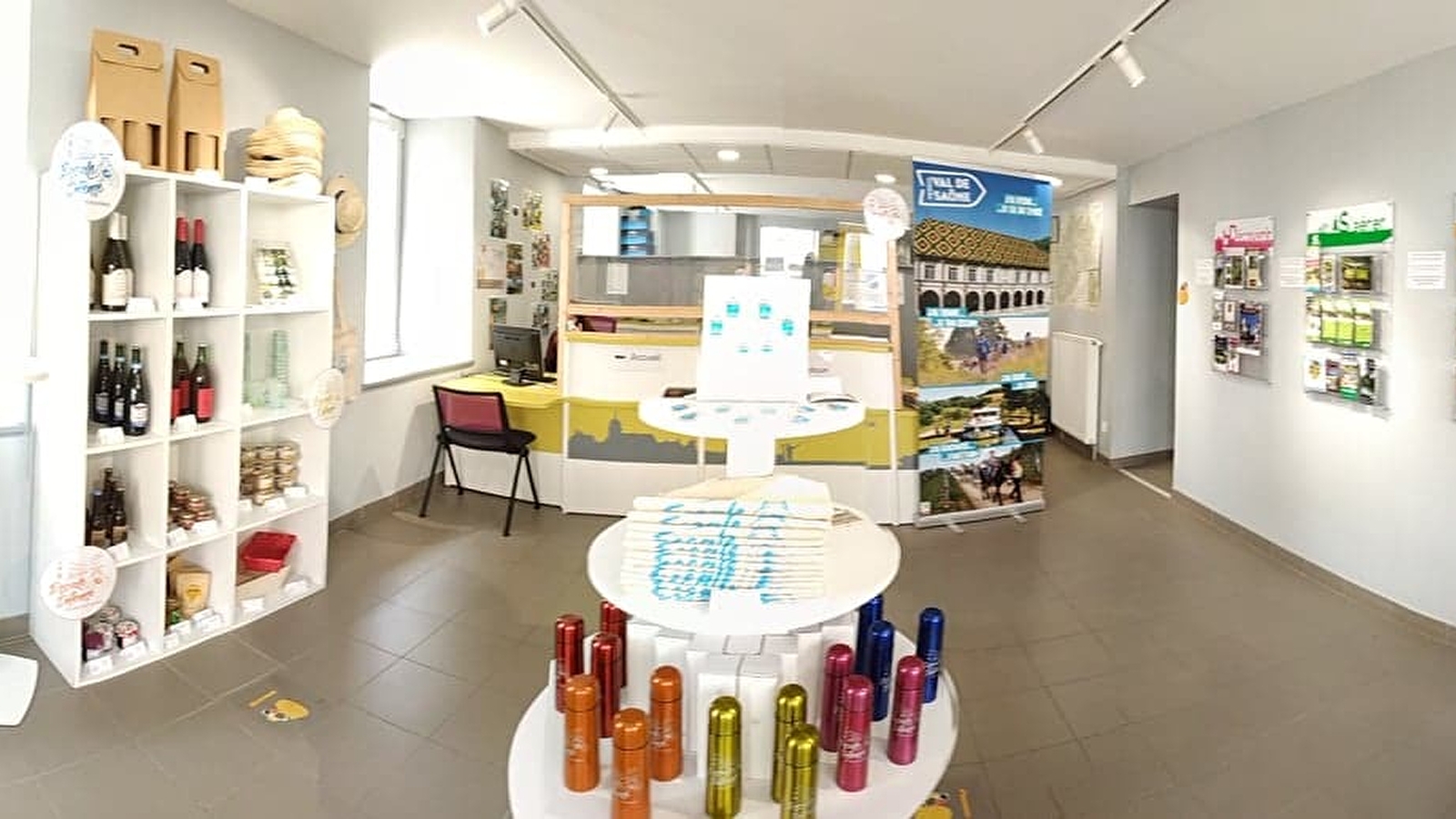 Boutique de produits locaux de l'office de tourisme des Combes à la Saône