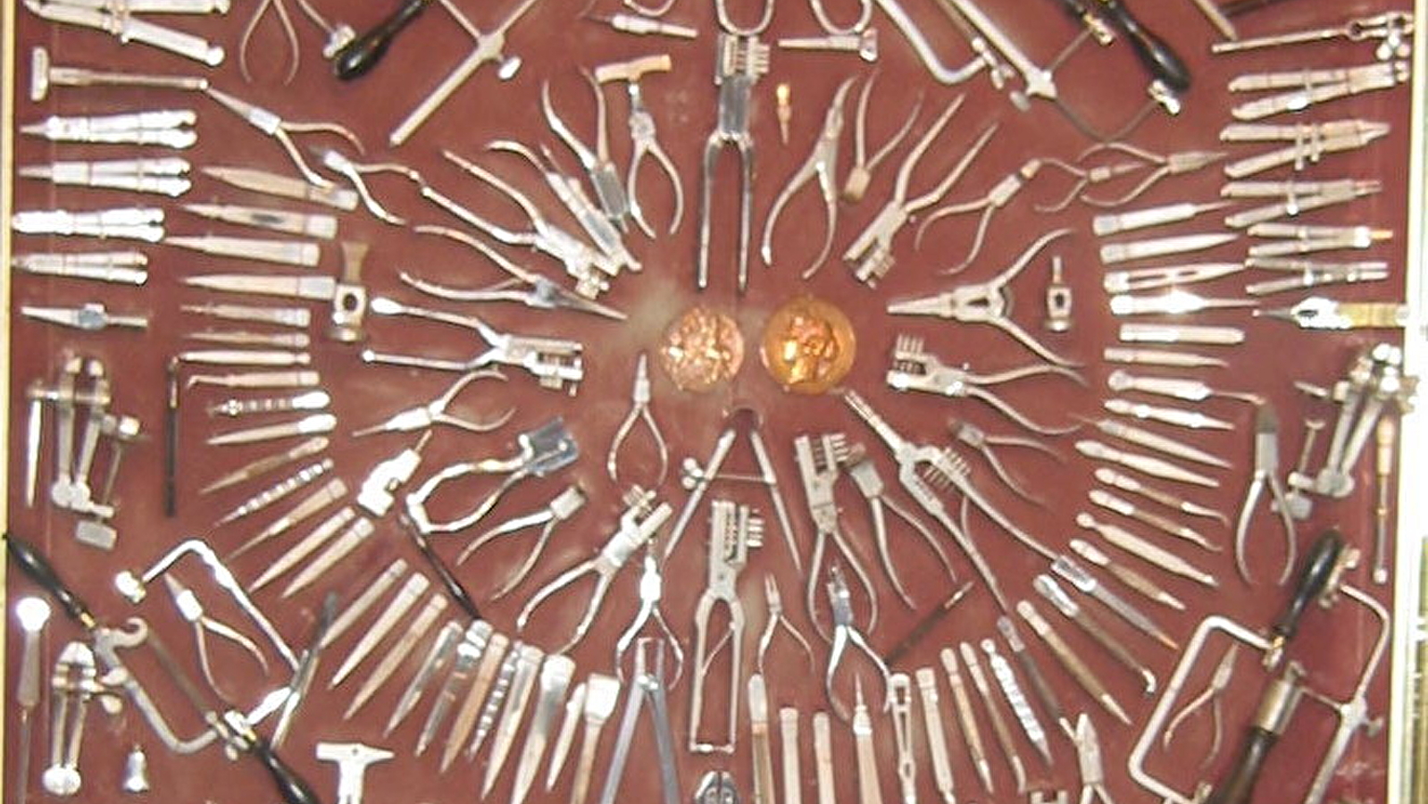 Exposition 'Avant la pince, l'outil d'horlogerie'