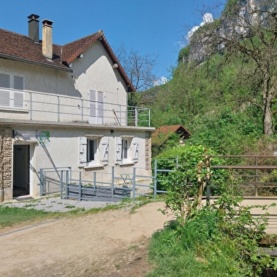 Au pied de la cascade