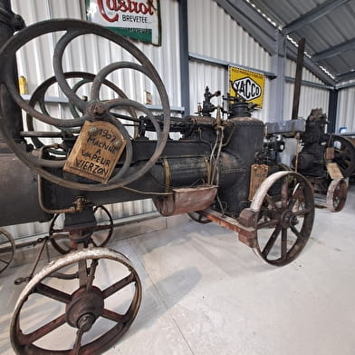 Ferme du tracteur et matériel agricole anciens