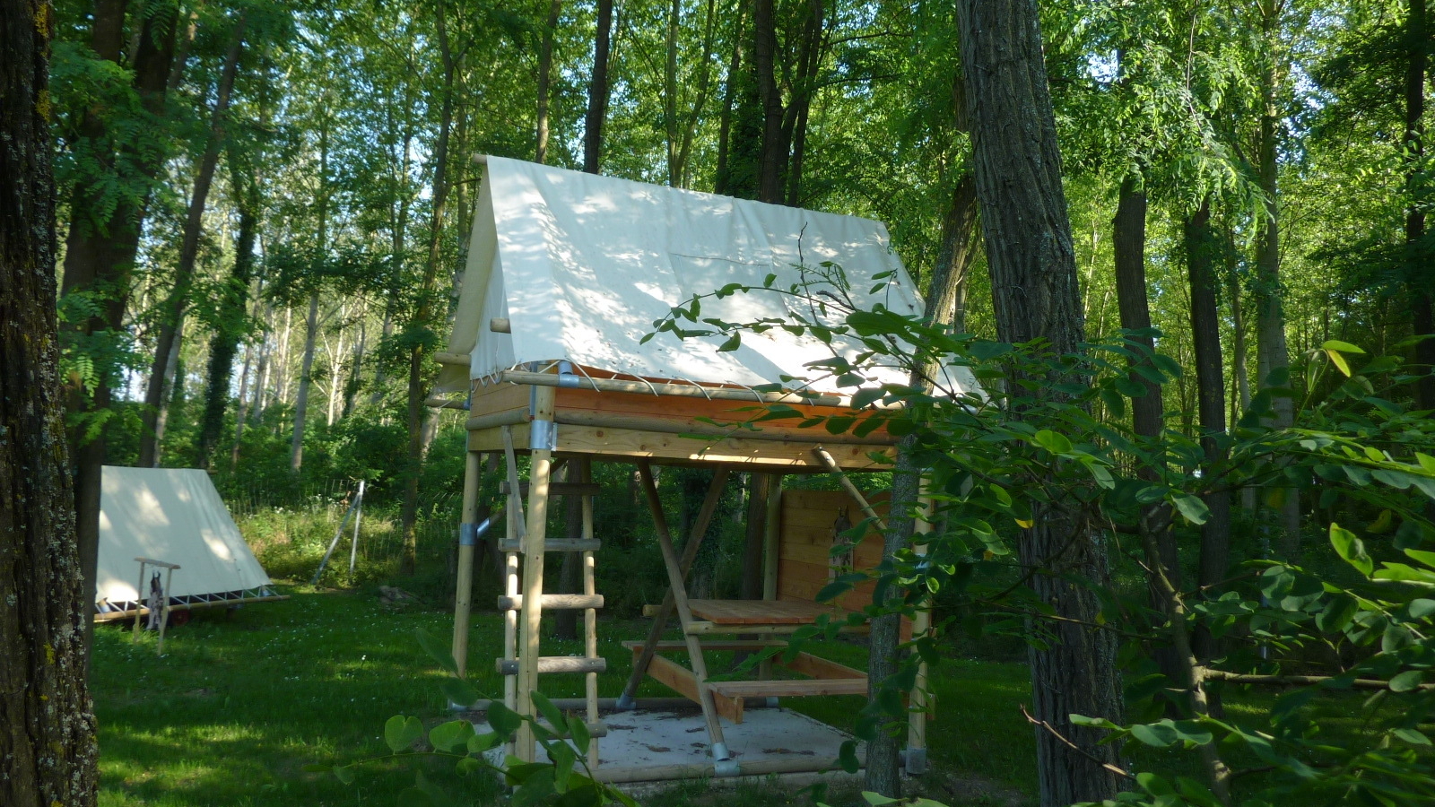 Tente-bivouac perchée