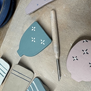 Atelier céramique - Façonnage et décor d'un vase mural - MIGENNES