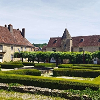 VARZY, JOLI VILLAGE AUX TOITS PENTUS - VARZY
